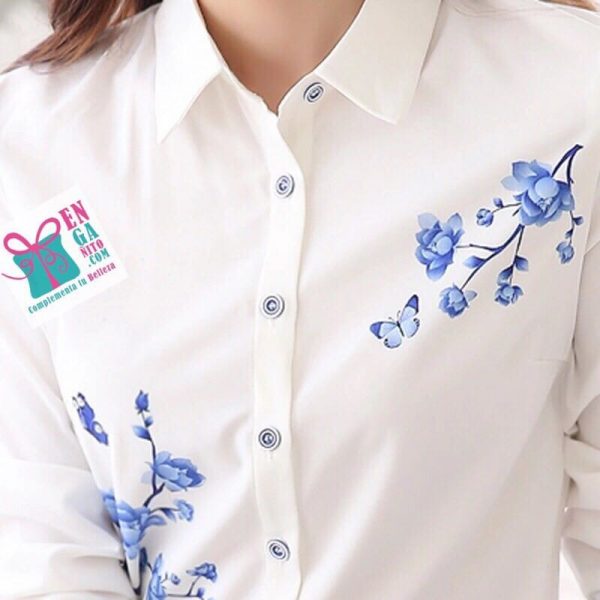 Blusa blanca con ramos florales en tono azul