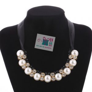 Collar Con Perlas y Brillos